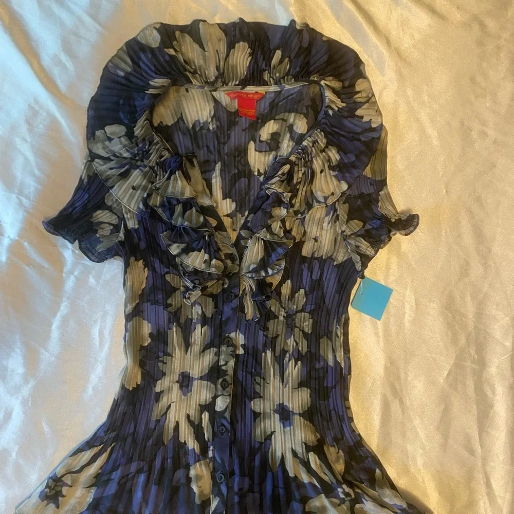 Floral Ruffle Button-Up blouse - Picture 2 of 3